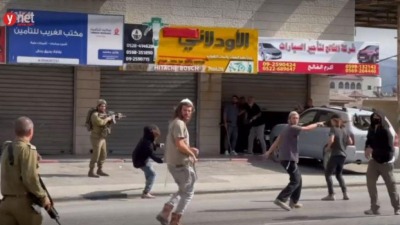 عشرات المستوطنين يهاجمون بلدة حوارة شمالي الضفة