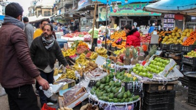 سوق للخضار والفواكه في دمشق (رويترز)