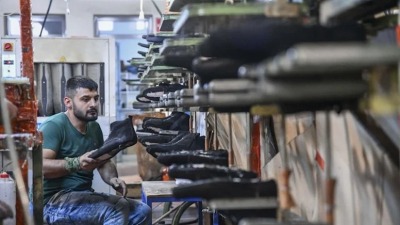 ورشة لصناعة الأحذية يديرها سوريون (Sözcü)