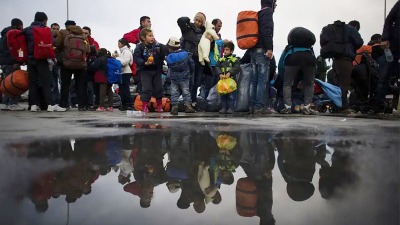 لاجئون يعبرون اليونان في طريقهم نحو غرب أوروبا (Getty)