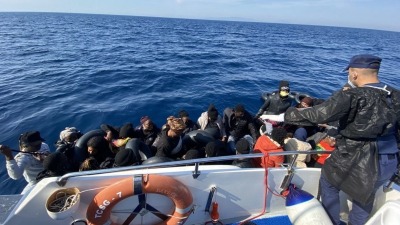 خفر السواحل الإيطالي وهو ينقذ مهاجرين في عرض البحر