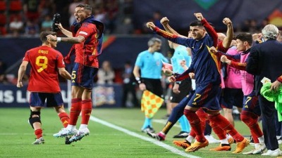 لقطة من احتفال لاعبوا المنتخب الإسباني عب التأهل لنهائي دوري أمم أوربا أمام إيطاليا
