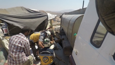 فرق "الدفاع المدني" تتفقد مكان الحادث في مخيم مورك (الدفاع المدني السوري)