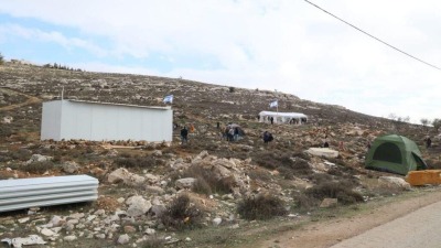 إسرائيليون يقيمون بؤرتين استيطانيتين في الضفة الغربية 