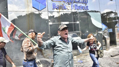 محتجون يحطمون واجهة بنك بيروت - الأناضول