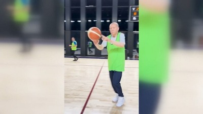 الرئيس التركي يلعب كرة السلة مع عدد من المسؤولين