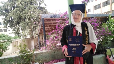 السيدة تهاني الزيلع البالغة تحتفل بتخرجها من الجامعة - "سناك سوري"