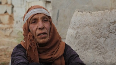 جدة سورية تصنع خبز التنور لتعيل أحفادها اليتامى