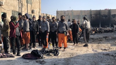 عناصر من "داعش" المحتزين في سجن الصناعة بمدينة الحسكة شمال شرقي سوريا - (FARHAD SHAMI/ تويتر)