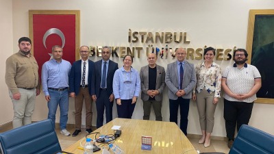 جامعة تركية تنظم ورشة عمل حول العودة الآمنة للسوريين في إسطنبول