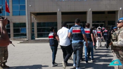 قوات الجندرما التركية تلقي القبض على موظفين في الجمارك وتقتادهم إلى مركز الاحتجاز (DHA)