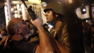 مواطن تركي يواجه أحد الانقلابيين في إسطنبول 15 تموز 2016 (وسائل إعلام تركية)