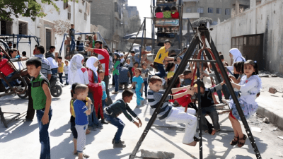 "العيدية والحلوى" تقليد يفتقده الأطفال السوريون في العيد