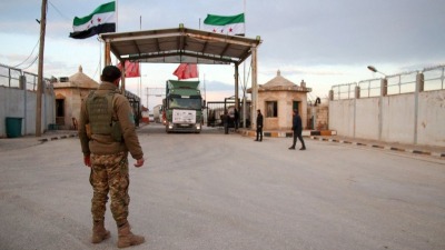 شاحنات تحمل مساعدات تدخل شمال غربي سوريا عبر تركيا – AFP