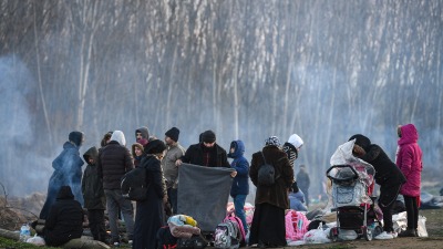 لاجئون على الحدود التركية اليونانية ينتظرون تهريبهم إلى الأراضي الأوروبية - AFP