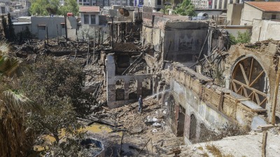 النيران تلتهم عدد من المنازل القديمة والأثرية في حي ساروجة الدمشقي - 16 تموز 2023 (AFP)