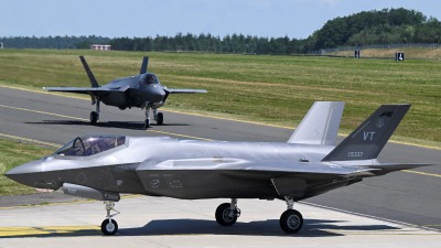 طائرة مقاتلة من طراز F-35 تاكسي خلال يوم إعلامي في التدريبات العسكرية لحلف النات