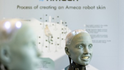 روبوت شبيه بالبشر في مؤتمر "الذكاء الصناعي من أجل الخير" (رويترز)