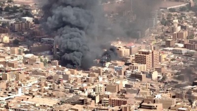 أعمدة الدخان وألسنة اللهب تتصاعد من أحد الأسواق في أم درمان - 17 أيار 2023 (رويترز)