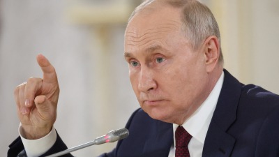 الرئيس الروسي فلاديمير بوتين خلال المؤتمر الصحفي في سان بطرسبورغ، 29 تموز 2023 (رويترز)