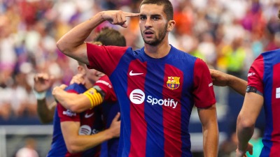 فيران توريس يحتفل بتسجيل الهدف الثالث لبرشلونة في شباك ريال مدريد، 30 حزيران 2023 (رويترز)