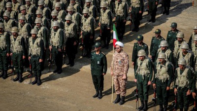 عناصر من "الحرس الثوري" الإيراني يشاركون في تدريبات عسكرية بإيران (رويترز)