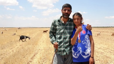 الطالبة السورية أمينة أحمد في الحقل برفقة والدها (İHA)