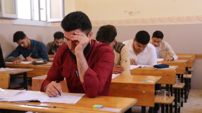 امتحانات الشهادة الثانوية في مركز تابع لمديرية التربية والتعليم للمخيمات بمدينة اعزاز بريف حلب الشمالي 