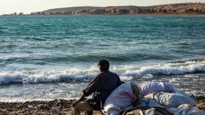 أحد الصيادين السوريين اليائسين  على ضفة نهر الفرات