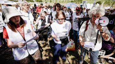 متظاهرات من مبادرة "جدات ضد اليمين المتطرف" يهتفن ضد حزب "البديل" في ماجديبورغ، 28 تموز 2023 (EPA-EFE/CLEMENS BILAN)