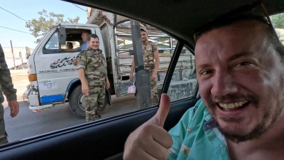 اليوتيوبر التركي فاتح كابوران على حاجز تابع للمخابرات الجوية في العاصمة السورية دمشق (يوتيوب)