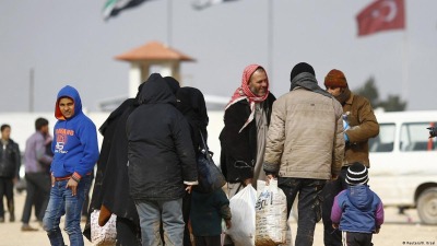 سوريون عائدون إلى بلدهم عبر المعابر الحدودية (رويترز)
