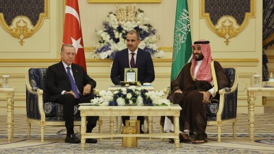 ولي العهد السعودي محمد بن سلمان يستقبل الرئيس التركي رجب طيب أردوغان في جدة (الأناضول)