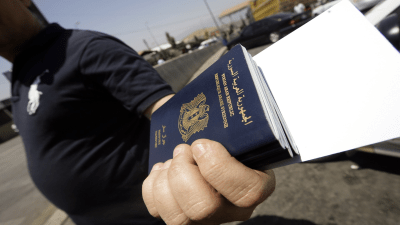 تأجيل مواعيد جوازات السفر ينشّط عمل "السماسرة" بدمشق: يحتكرون المواعيد الفورية