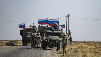 رتل روسي ينفذ دورية عسكرية بالقرب من حقل نفط في بلدة القحطانية شمال شرقي محافظة الحسكة - تشرين الأول 2022 (AFP)