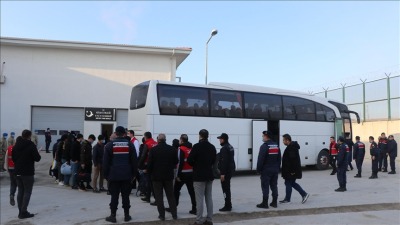 عملية ترحيل مهاجرين غير شرعيين في تركيا ـ الأناضول