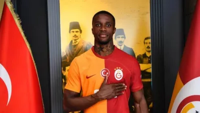 من إعلان الجناح الإيفواري ويلفريد زاها لاعبًا جديدًا في غلطة سراي التركي (twitter/GalatasaraySK)