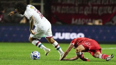 البرازيلي مارسيلو يتسبب بإصابة مروعة للاعب منافس وينهار باكياً