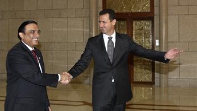 الأسد مستقبلاً الرئيس الباكستاني الأسبق آصف علي زرداري في دمشق - تاريخ الصورة: 2010