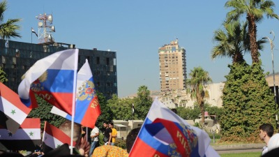 روس يحتفلون بــ "عيد العلم" في ساحة الأمويين بالعاصمة دمشق