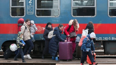لاجئون أوكرانيون يصلون إلى بولندا ـ رويترز