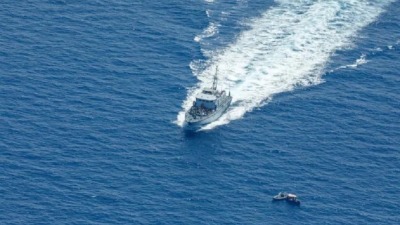 سفينة تابعة لخليفة حفتر تعترض قارب مهاجرين