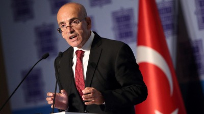 وزير المالية التركي شيمشك يلقي كلمة خلال الدورة 66 للجمعية العامة لجمعية البنوك التركية في إسطنبول (رويترز)