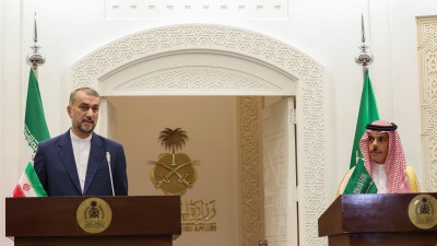 وزير الخارجية السعودي برفقة نظيره الإيراني في مؤتمر صحفي بالعاصمة السعودية الرياض (رويترز)