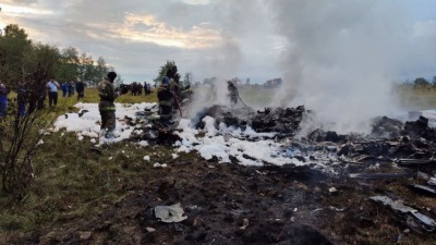 رجال الإطفاء يعملون وسط حطام طائرة في مكان الحادث بعد تحطم طائرة خاصة في منطقة تفير، روسيا، 23 أغسطس 2023.