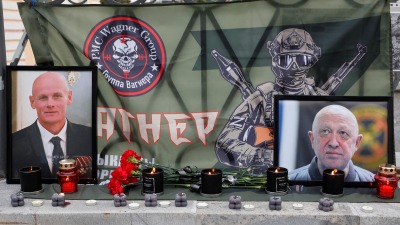 منظر يظهر صورًا لرئيس المرتزقة الروسي يفغيني بريجوزين وقائد مجموعة فاغنر ديمتري أوتكين في نصب تذكاري مؤقت في موسكو