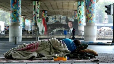 مشرد ينام تحت "جسر الرئيس" وسط العاصمة دمشق (فيس بوك)
