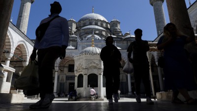 باحة مسجد إمينونو وسط مدينة إسطنبول (EPA)