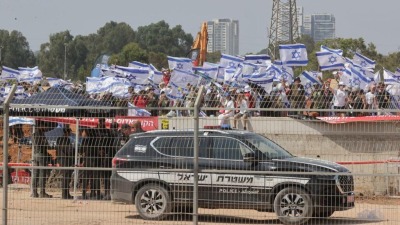 استمرار الاحتجاجات الإسرائيلية تزامنا مع تدشين نتنياهو خط القطار الخفيف