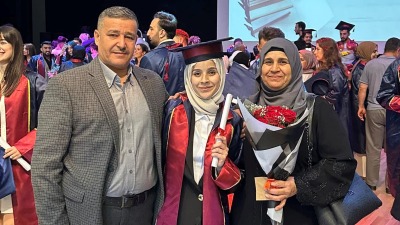الطالبة راغدة عثمان تحتفل بتخرجها من جامعة سيواس في تموز الفائت (فيسبوك)